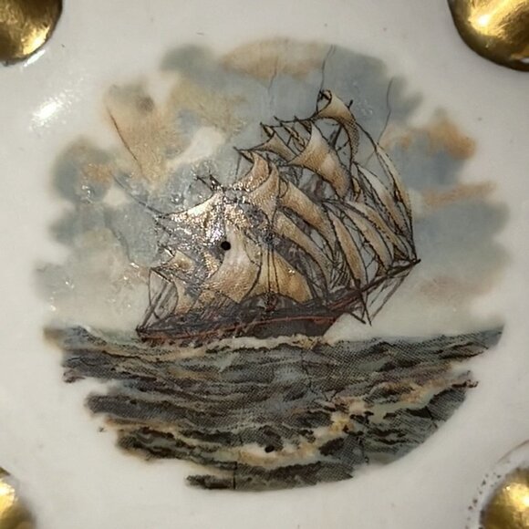 LIMOGES small Sailing boat ashtray with gold tone - Picture 5 of 12